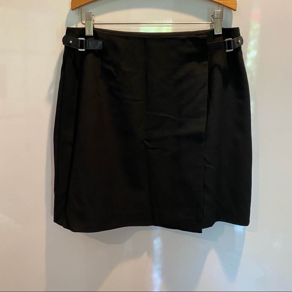 Ann Taylor Size 10 petite black skirt